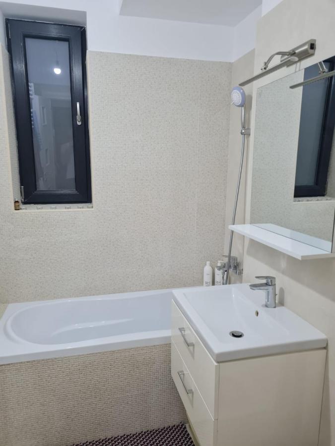 Deluxe 2 Bedroom Apartment With Balcony And Private Parking Bragadiru Ngoại thất bức ảnh